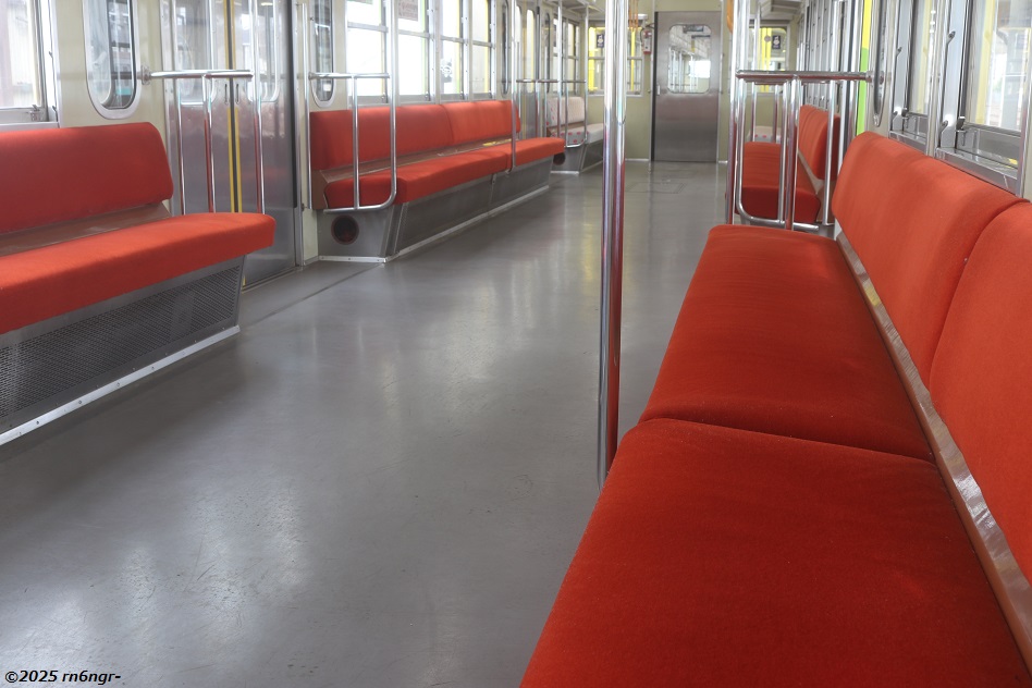 流鉄5005編成「なの花」の車内