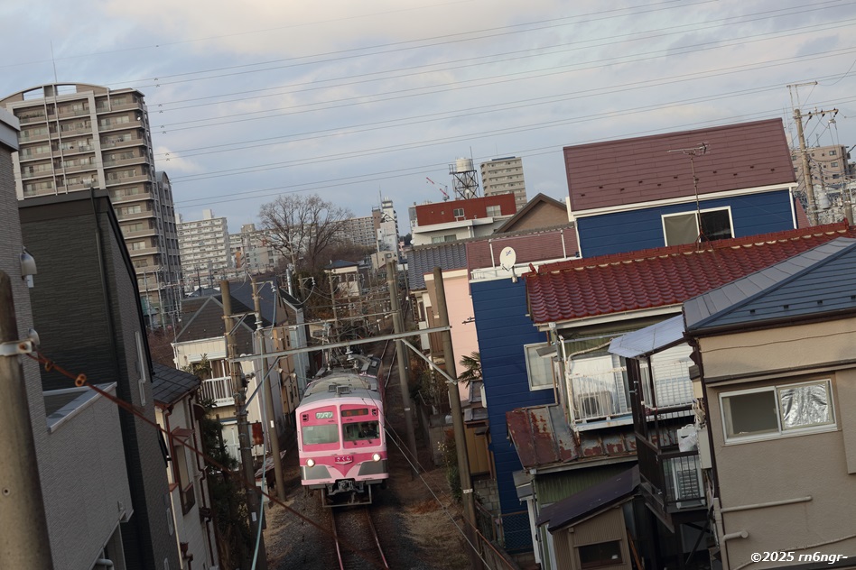 陸出発信号に導かれ流山駅を発車していく5001編成「さくら」