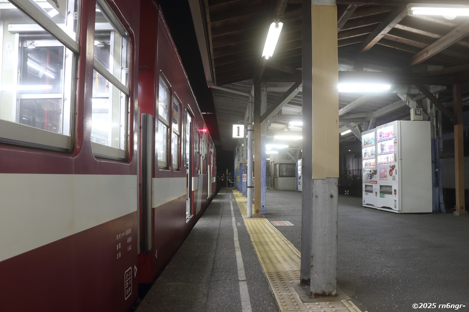 夜の小金城趾駅に停車中、交換列車を待つ5003編成「あかぎ」