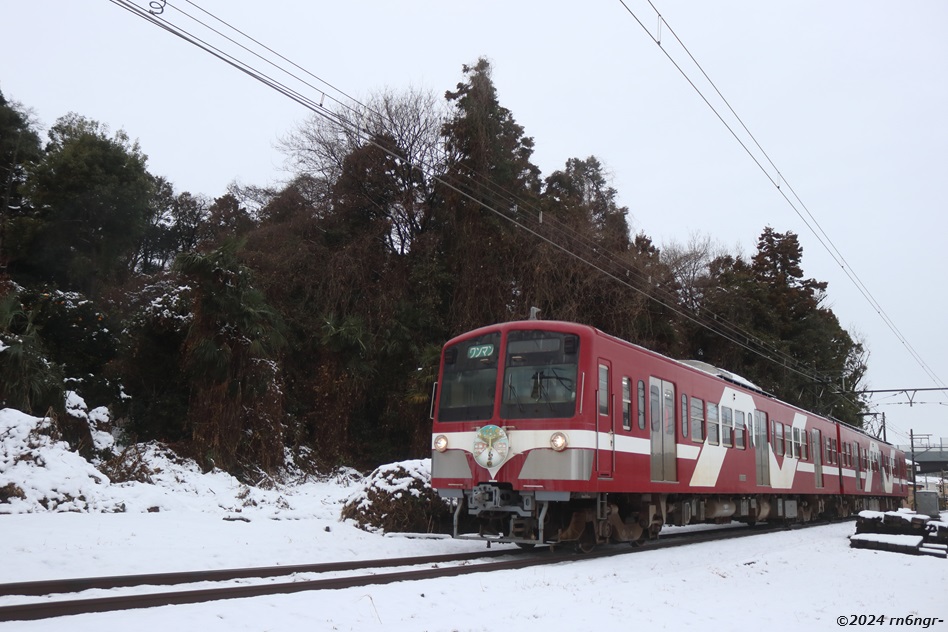 雪積もる中を走る5003編成「あかぎ」