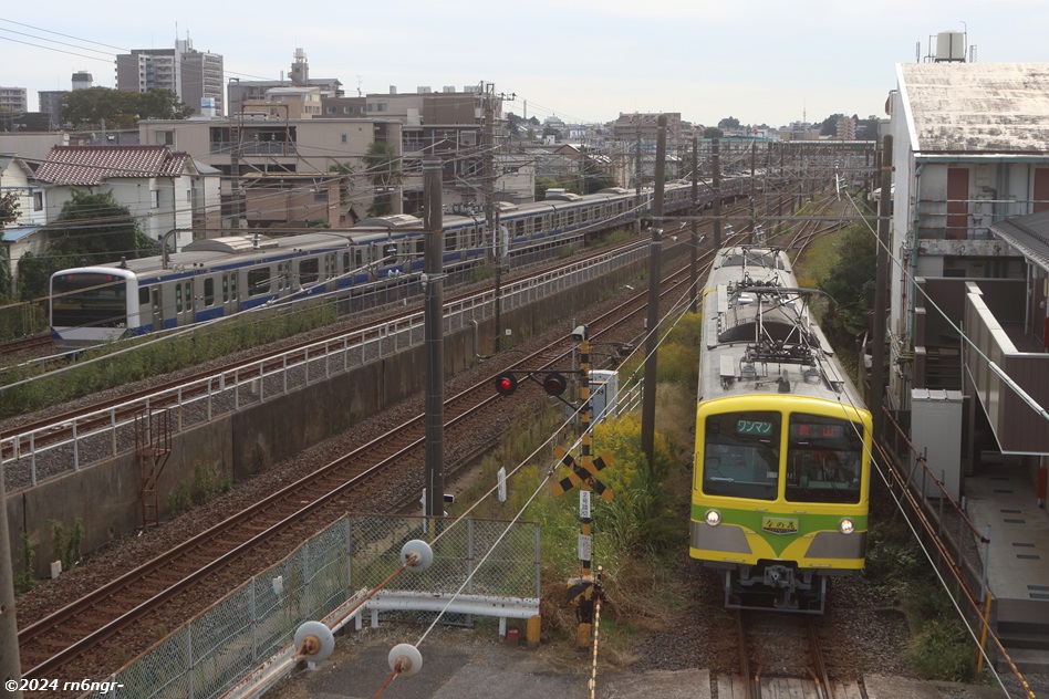 検車区内で移動する5005編成「なの花」