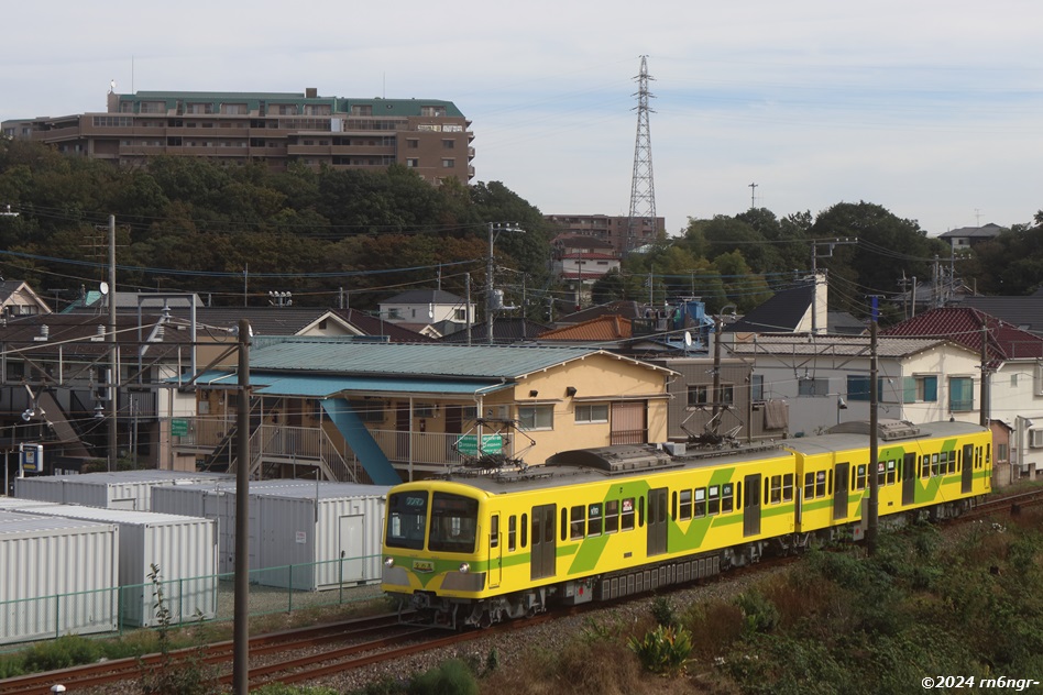 夜の踏切を通過する5005編成「なの花」