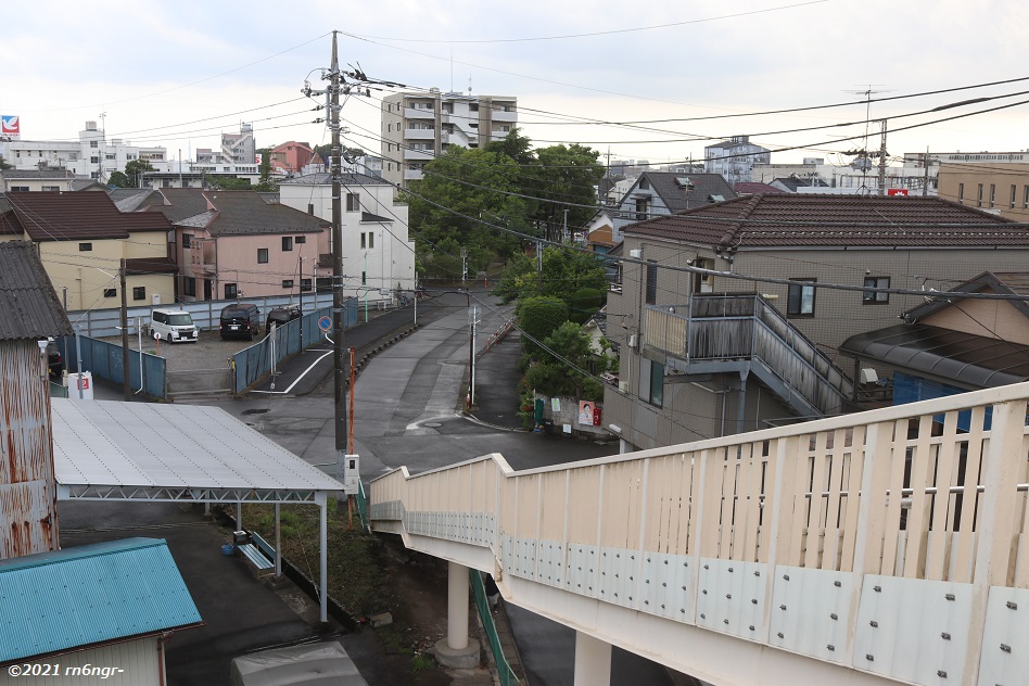 流山駅から南西方向へ続く「万上線」（貨物線）の跡地のカーブ