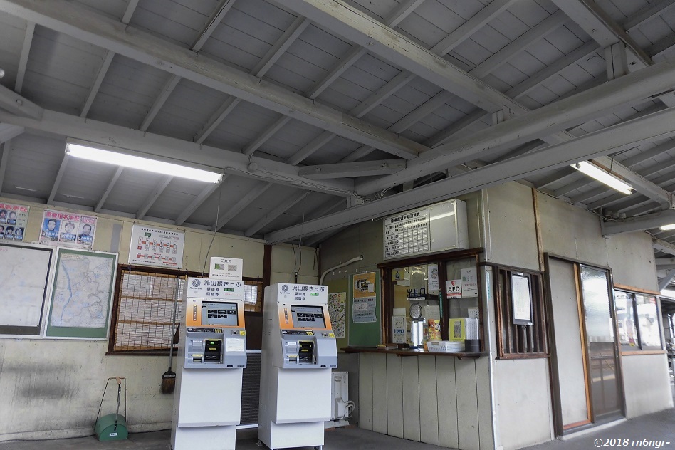 流鉄馬橋駅の木造ホーム屋根