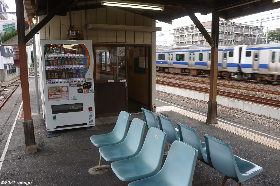 流鉄馬橋駅ホームの待合室