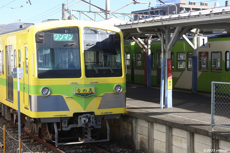 馬橋駅の1・2番線で並ぶ流山線車両