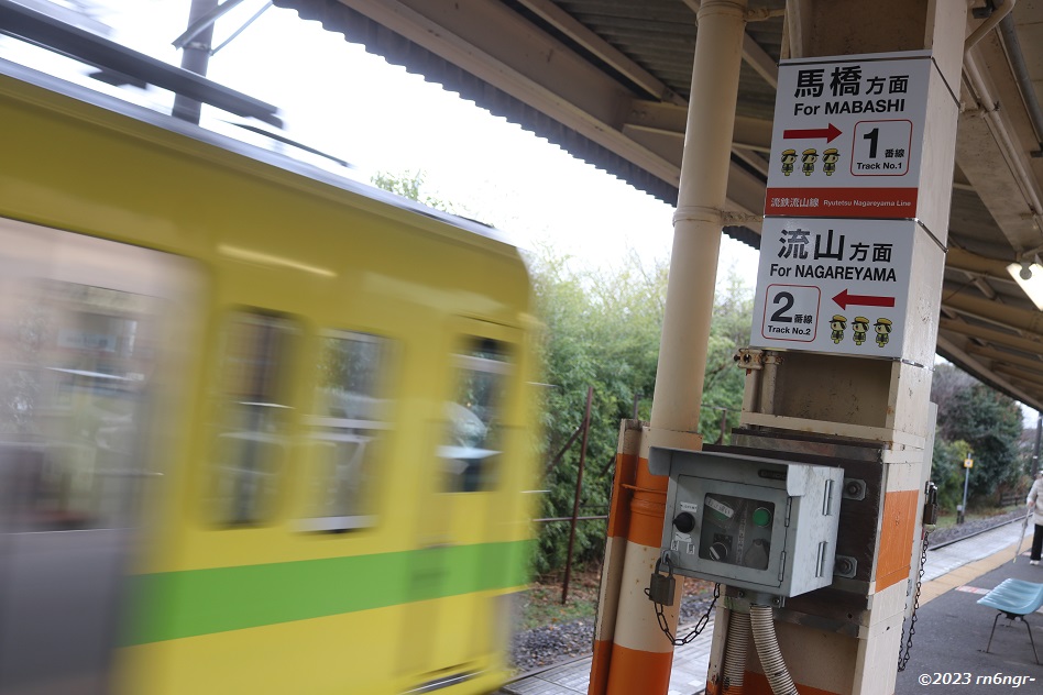 小金城趾駅の番線表示