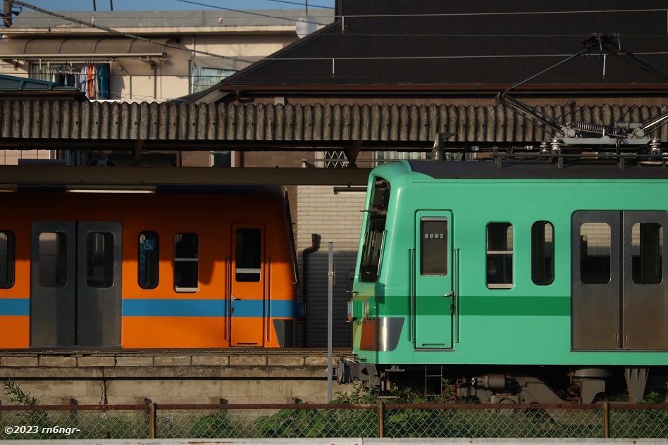 小金城趾駅で先に入線した流山行「若葉」と、後から来た「流星」