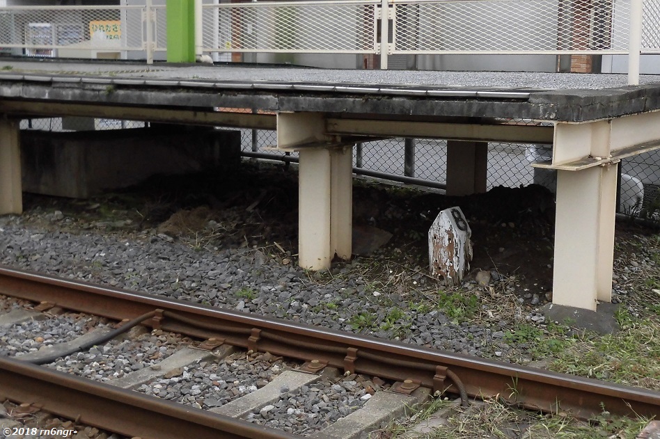 鰭ヶ崎駅ホームの下にある3.8キロポスト