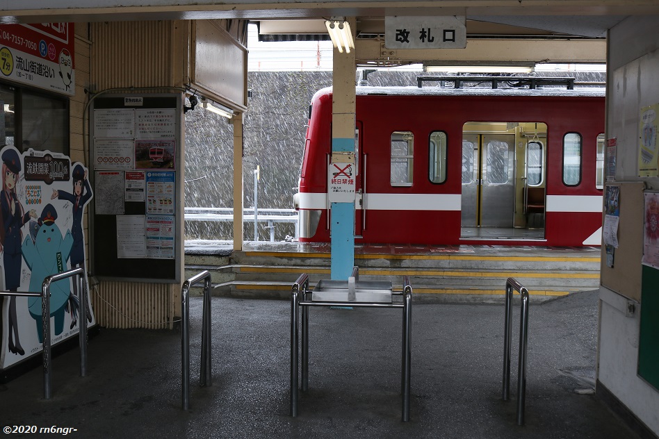 流山駅改札と1番線の電車